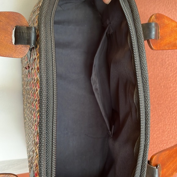 Cane Wicker Leaf Red Green Hand Bag with Timber Handles. - Picture 4 of 5